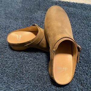 Dansko Berry Tan Milled Burnished Clog